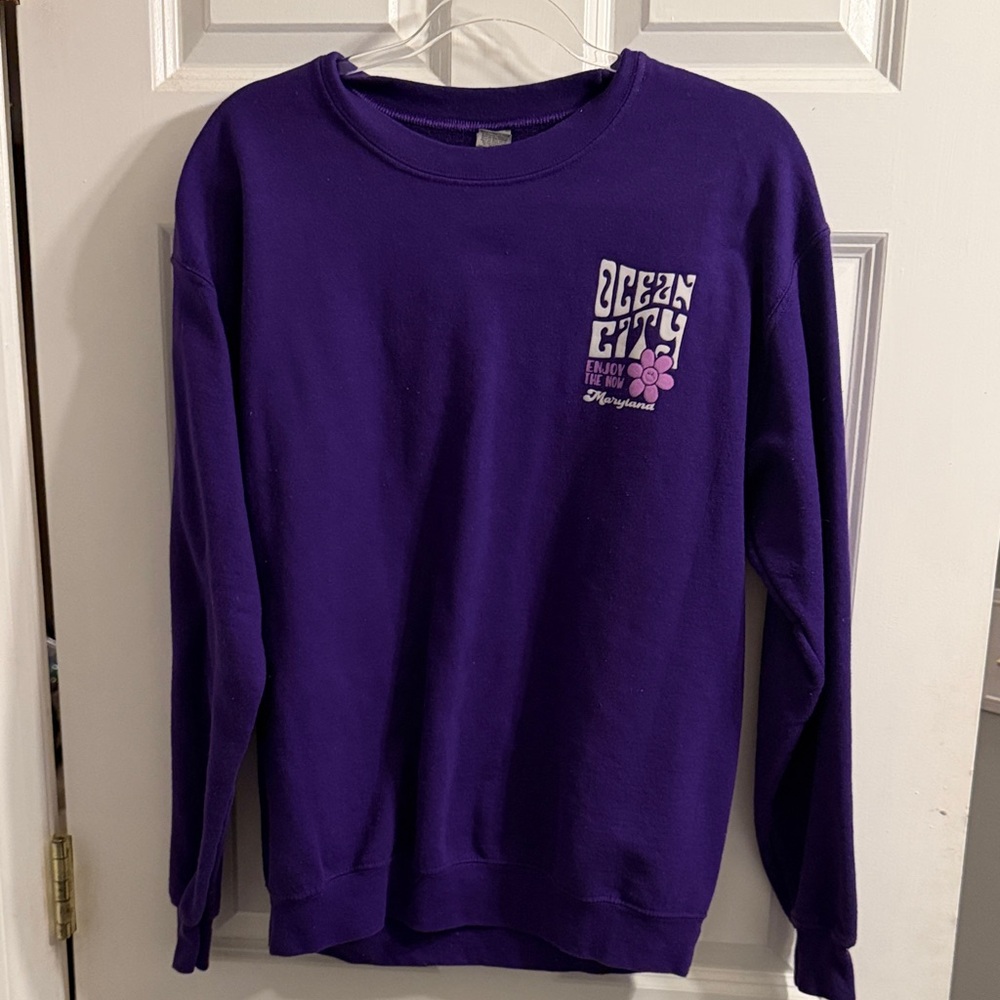 Purple 'Ocean City' Graphic Crewneck Sweatshirt women’s size medium gently used